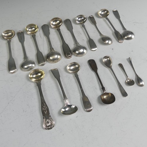 157 - A set of three William IV silver Salt Spoons, hallmarked London, 1837, fiddle, thread and shell patt... 