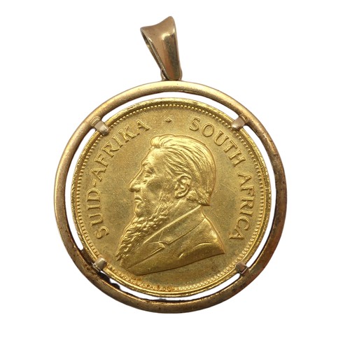 498 - A South African gold Krugerrand, dated 1972, in 9ct gold pendant mount, total weight 39.9g.... 