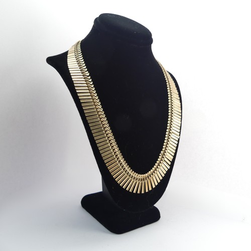 307 - A graduated 9ct gold fringe 'Cleopatra' Necklace, 39cm long, 23g.