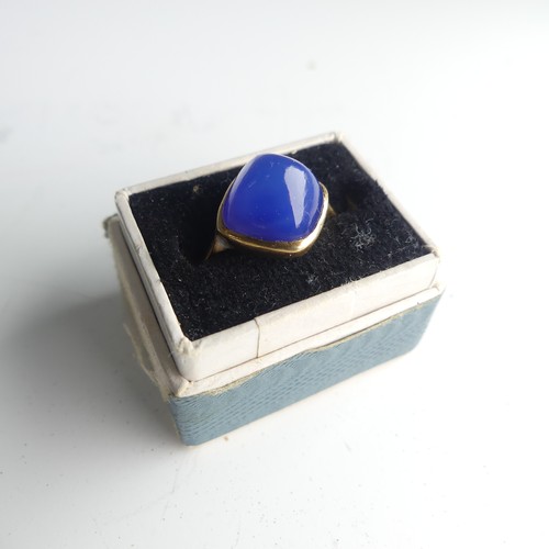 417 - An 18ct yellow gold Dress Ring, set domed blue stone, Size J, 2.5g, together with a small quantity o... 