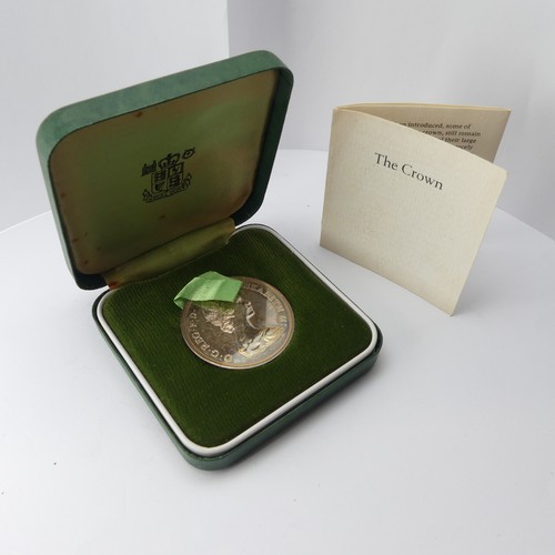 495 - Two 1977 Silver Jubilee cased silver medallions, in Royal Mint presentation cases, total weight 5.6o... 