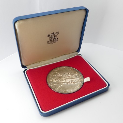 495 - Two 1977 Silver Jubilee cased silver medallions, in Royal Mint presentation cases, total weight 5.6o... 