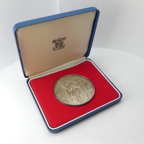 495 - Two 1977 Silver Jubilee cased silver medallions, in Royal Mint presentation cases, total weight 5.6o... 