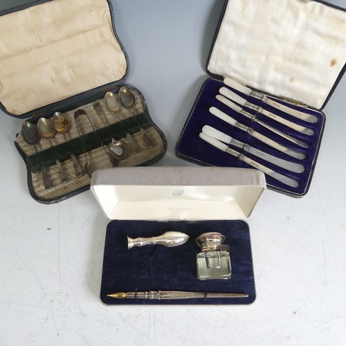 75 - A cased Elizabeth II Desk Set, by Ari D Norman, hallmarked London, 1992, comprising silver mounted g... 