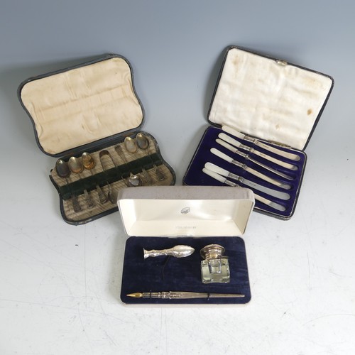 75 - A cased Elizabeth II Desk Set, by Ari D Norman, hallmarked London, 1992, comprising silver mounted g... 