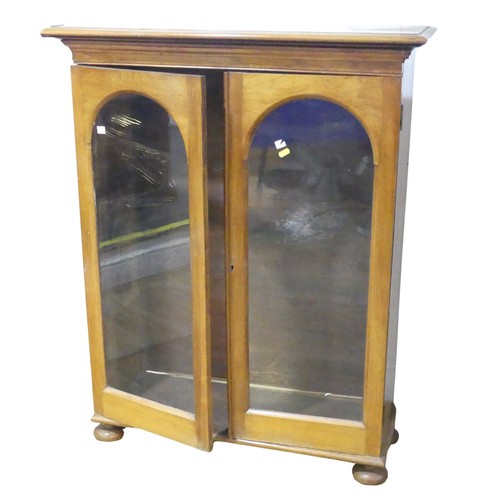 560 - An Edwardian mahogany glazed Bookcase, rectangular top above two arched glazed doors and shelves, W ... 