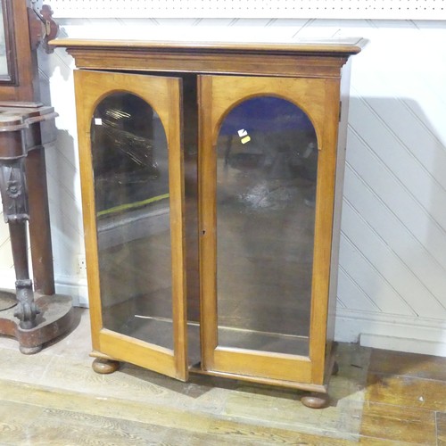 560 - An Edwardian mahogany glazed Bookcase, rectangular top above two arched glazed doors and shelves, W ... 