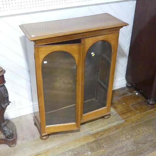 560 - An Edwardian mahogany glazed Bookcase, rectangular top above two arched glazed doors and shelves, W ... 