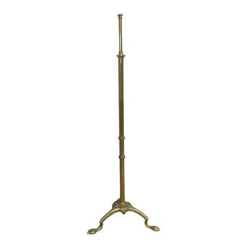 583 - A large floor standing telescopic brass Lamp, raised on corinthian column and stepped base, H 153 cm... 