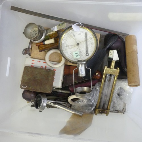 669 - A quantity of antique and vintage gentlemans Items, including ; sliding magnifying glass, pipes, gro... 