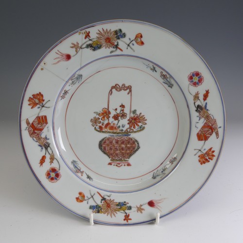 22 - An 18thC Chinese porcelain famille rose Plate, c. 1730, decorated centrally with a famille jaune bow... 