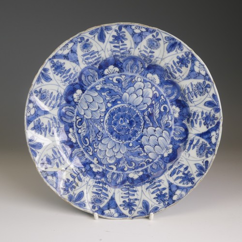 69 - An antique Chinese blue and white porcelain Plate, of octagonal form, with concentric circle mark ve... 