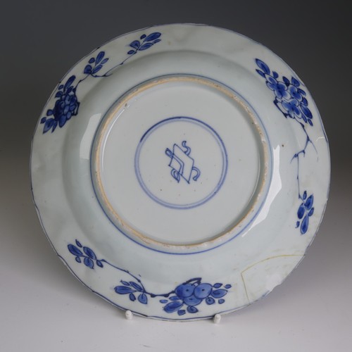 69 - An antique Chinese blue and white porcelain Plate, of octagonal form, with concentric circle mark ve... 