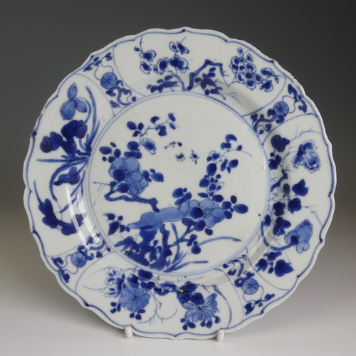 69 - An antique Chinese blue and white porcelain Plate, of octagonal form, with concentric circle mark ve... 