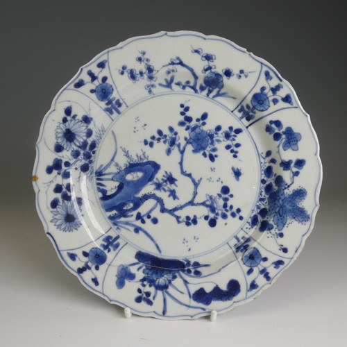 69 - An antique Chinese blue and white porcelain Plate, of octagonal form, with concentric circle mark ve... 