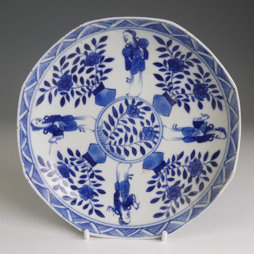 69 - An antique Chinese blue and white porcelain Plate, of octagonal form, with concentric circle mark ve... 