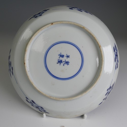 69 - An antique Chinese blue and white porcelain Plate, of octagonal form, with concentric circle mark ve... 