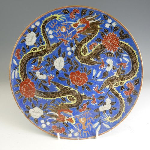 84 - A quantity of 18thC and later Chinese porcelain Plates, comprising a pair of Jiaqing export Plates, ... 