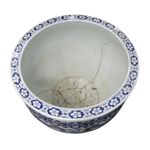 100 - A large decorative antique Chinese blue and white Jardiniere, decorated with dragons amongst chrysan... 