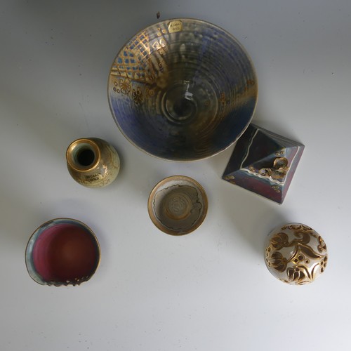 223 - A small quantity of Maureen Shearlaw Studio Pottery, to comprise a conical footed Bowl, D x H, toget... 