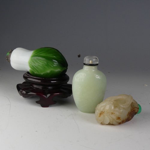 196 - An antique Chinese carved jade Snuff Bottle, in the form of a seed pod, with associated stopper, H 5... 