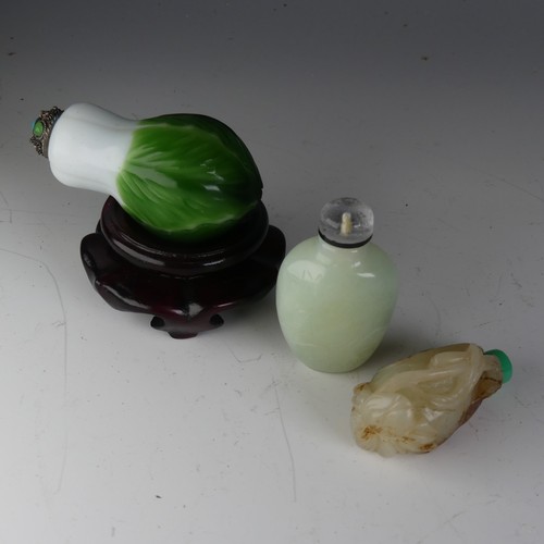 196 - An antique Chinese carved jade Snuff Bottle, in the form of a seed pod, with associated stopper, H 5... 