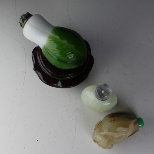 196 - An antique Chinese carved jade Snuff Bottle, in the form of a seed pod, with associated stopper, H 5... 