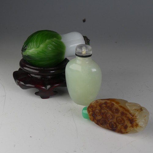 196 - An antique Chinese carved jade Snuff Bottle, in the form of a seed pod, with associated stopper, H 5... 