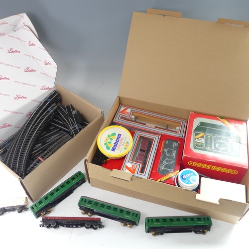 129 - Hornby Railways '00' gauge R.176 'Flying Scotsman' electric train set, boxed, and R.063 4-6-2 tender... 