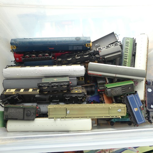 103A - A good and large quantity of '00' gauge post-war model railway, plastic bodies, Hornby, Lima and Bac... 