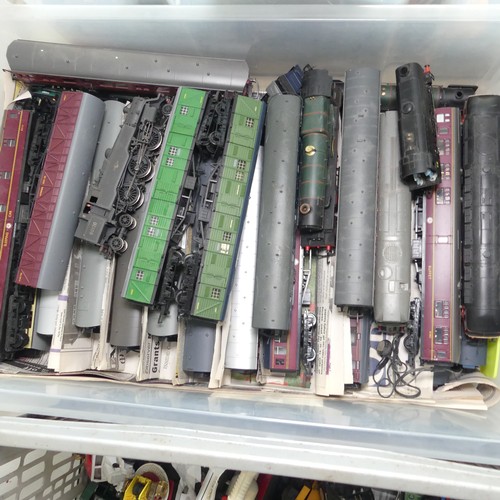 103A - A good and large quantity of '00' gauge post-war model railway, plastic bodies, Hornby, Lima and Bac... 