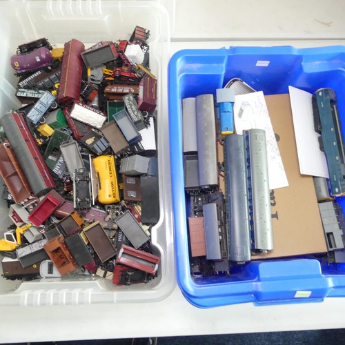 103A - A good and large quantity of '00' gauge post-war model railway, plastic bodies, Hornby, Lima and Bac... 