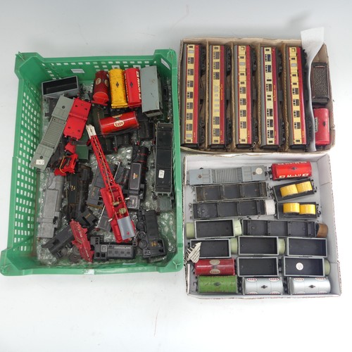 87 - Hornby Dublo: A good quantity of '00' gauge 2-rail and 3-rail model railway, diecast/tin-plate, play... 