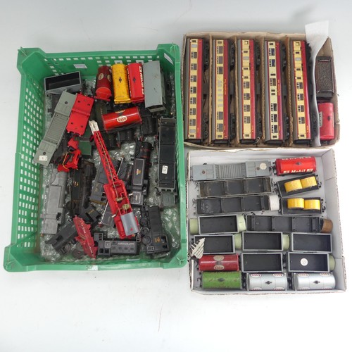 87 - Hornby Dublo: A good quantity of '00' gauge 2-rail and 3-rail model railway, diecast/tin-plate, play... 