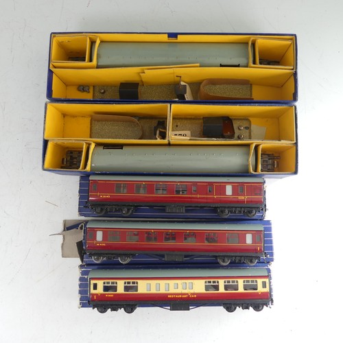 76 - Hornby Dublo: 2 x D12 B.R. Corridor Coaches, and  D20 WR Composite Restaurant Car, and three other c... 