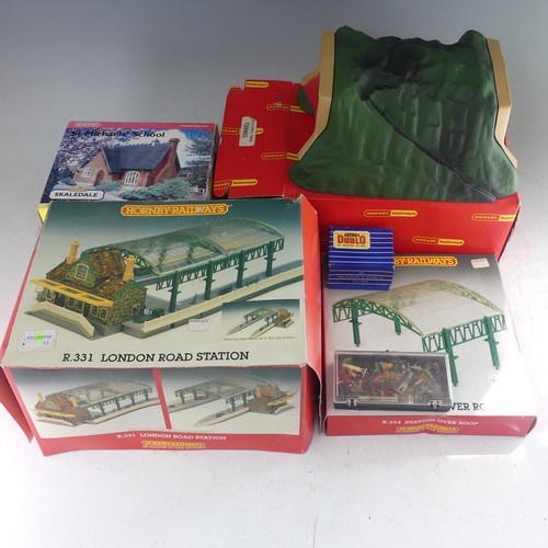 91 - Hornby Dublo: D1 Island Platform, D1 Level Crossing, D1 Footbridge, D1 Buffer Stops, ISPR, and 2 x I... 