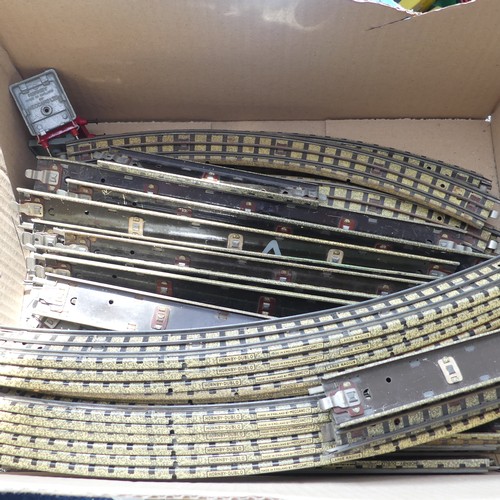 91 - Hornby Dublo: D1 Island Platform, D1 Level Crossing, D1 Footbridge, D1 Buffer Stops, ISPR, and 2 x I... 