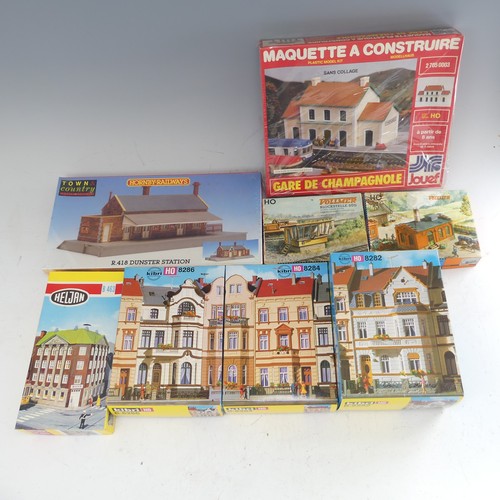 92 - A quantity of '00' gauge plastic and card track and trackside accessories and buildings kits, approx... 