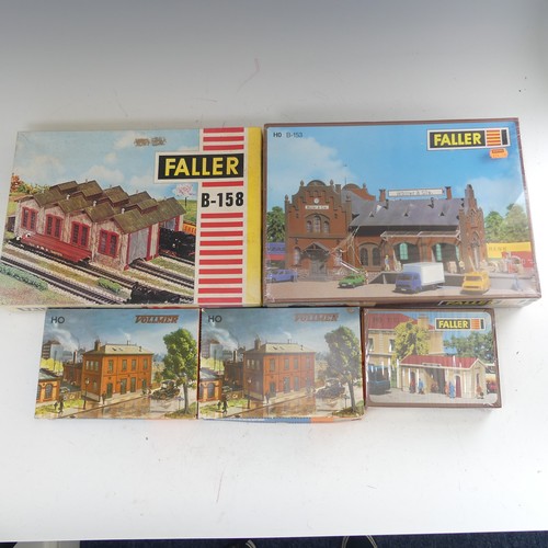 92 - A quantity of '00' gauge plastic and card track and trackside accessories and buildings kits, approx... 