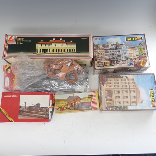 92 - A quantity of '00' gauge plastic and card track and trackside accessories and buildings kits, approx... 