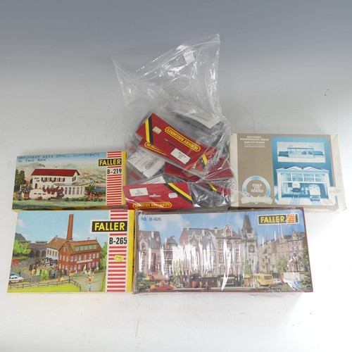 92 - A quantity of '00' gauge plastic and card track and trackside accessories and buildings kits, approx... 