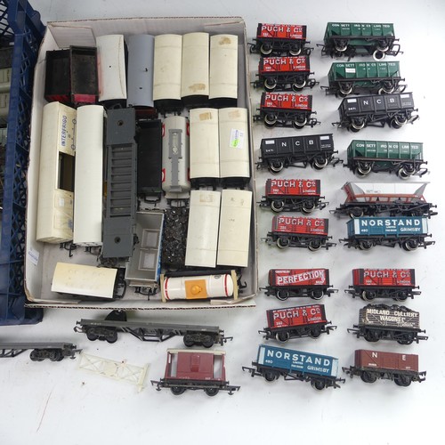 89 - A quantity of ‘00’ gauge model railway, plastic, mainly Hornby Dublo, some Tri-ang, Lima, etc, ten v... 