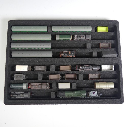 100 - A quantity of 'N' gauge model railway, unboxed, Trix, Graham Farish (Grafar), Lima, etc, including e... 