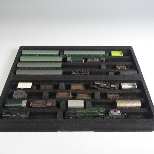 100 - A quantity of 'N' gauge model railway, unboxed, Trix, Graham Farish (Grafar), Lima, etc, including e... 