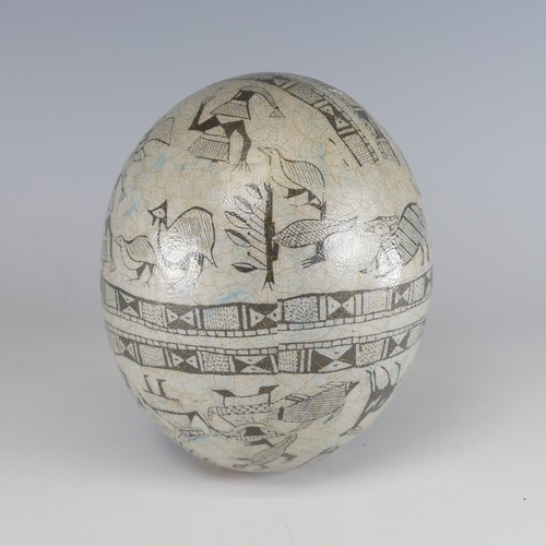 463 - A vintage African decorated Ostrich Egg, L 15 cm.