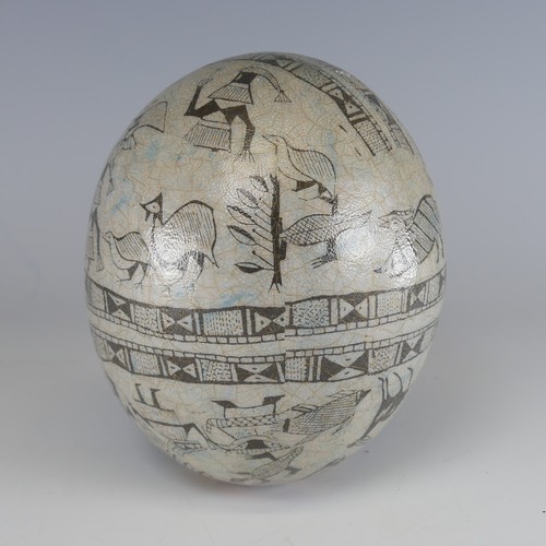 463 - A vintage African decorated Ostrich Egg, L 15 cm.