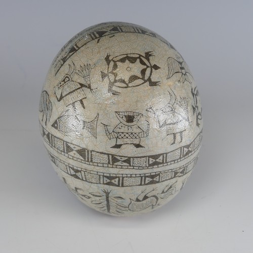 463 - A vintage African decorated Ostrich Egg, L 15 cm.