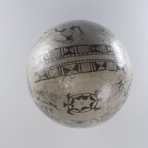 463 - A vintage African decorated Ostrich Egg, L 15 cm.