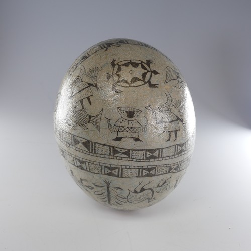 463 - A vintage African decorated Ostrich Egg, L 15 cm.