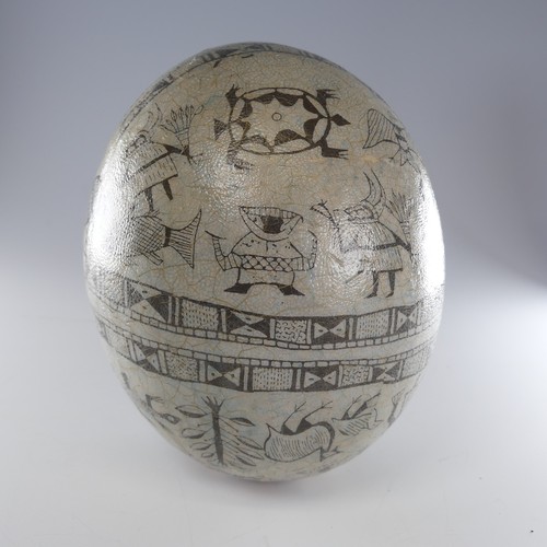 463 - A vintage African decorated Ostrich Egg, L 15 cm.